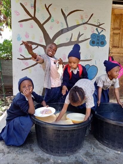 Danach wird abgewaschen und gespielt.