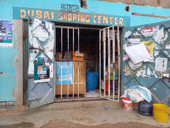 Hier kaufe ich Reis, Zucker, Öl und Seife für die Familien.