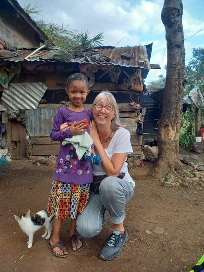 Dann gehen wir weiter zu Hossiana  ein kleines schüchternes Mädchen. Aber in der Schule ist sie richtig gut,  weiß Frank zu berichten. Frank leitet nicht nur das Afroplan, sondern kümmert sich auch um die Patenkinder. Im Laufe der Jahre in denen er nun schon das Afroplan leitet konnte er u.a mit Hilfe von Vereinen wie unseren über 90 Kindern eine gute Schulbildung ermöglichen. Eine anerkennenswerte Leistung, wie ich finde.