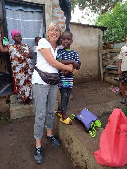 Bei Luckson ist die Freude ebenfalls groß über das T-Shirt und das Spielzeugauto  