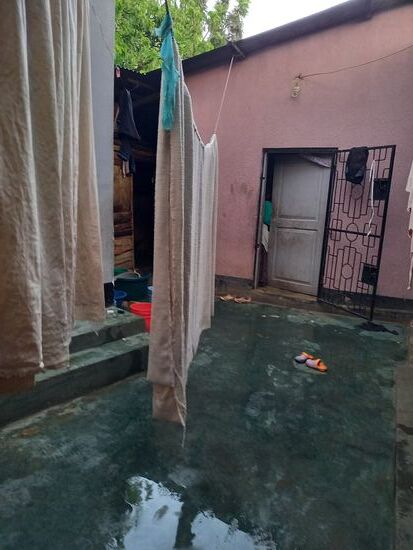 Wir sind schließlich bei Iddi angekommen.