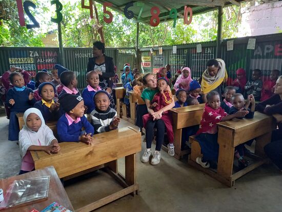 Es gibt in Tansania einfach so unglaublich viele Kinder. Während man auf unseren Straßen die alternde Generation sieht, ist man hier stets von Kindern umzingelt.
