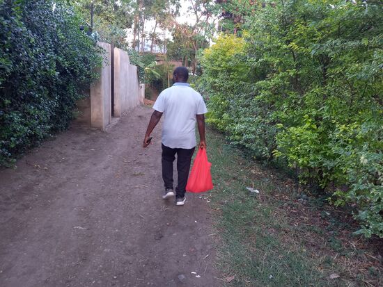 Natürlich habe ich auch für diese Familien Lebensmittel gekauft. Ich folge Frank, er kennt hier jede Abkürzung.