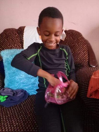 Sabra hat uns schon erwartet, denn es hat sich unter den Kindern herumgesprochen, dass wir heute kommen werden. Auch sie ist mega glücklich über die Geschenke  (zwei T-Shirts und ein Springseil).