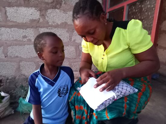 Aisha und ihre Mutter sind total gespannt, was wohl in dem Paket enthalten ist.