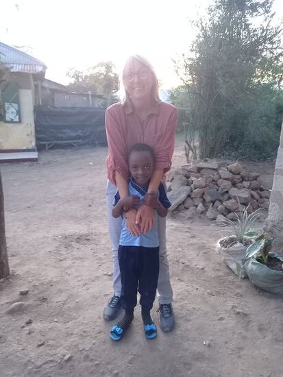 Es ist jedesmal aufs Neue etwas ganz besonderes für mich, die Post der Paten und ein paar Lebensmittel Spenden von unserem Verein zu übergeben.