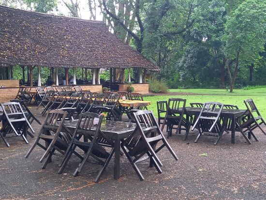 Auch im Rivertree sind die Stühle angeklappt.