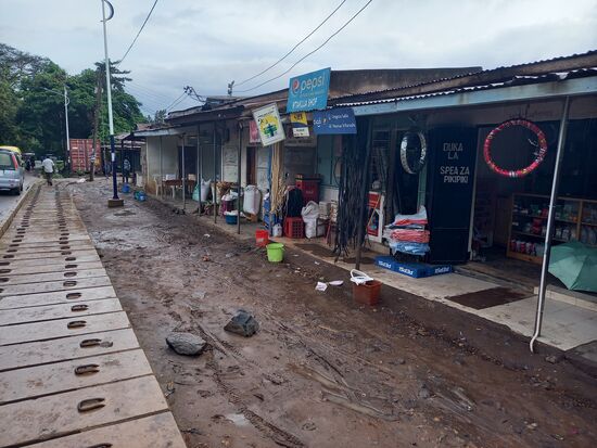 Wo man geht und steht versinkt alles im Schlamm.