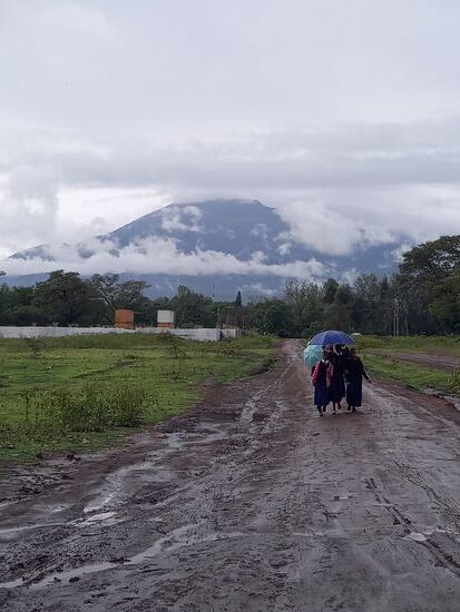 Der Mount Meru ist in Wolken eingehüllt.