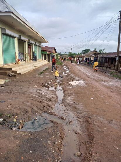 Ich bahne mir meinen Weg entlang der Pfützen.