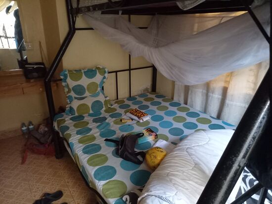 Als ich abends im Bett liege prasselt der Regen noch immer heftig.