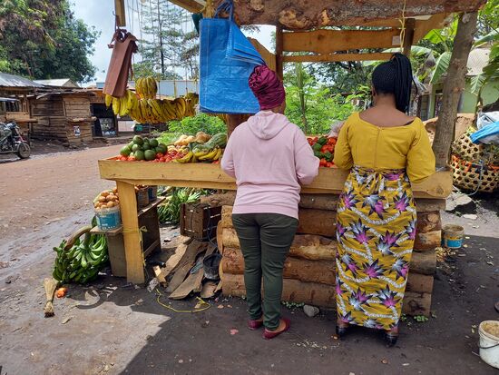 Wir kaufen an einem Stand in der Siedlung ein, in der Franziska wohnt. So unterstützen wir eine Familie am Ort.