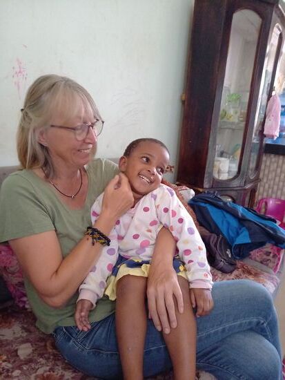 Franziska hat die kleine Jacky bei sich aufgenommen. Ihre Mutter ist derzeit nicht in der Lage sich um sie zu kümmern. Jacky genießt meine Aufmerksamkeit und mich macht es auch glücklich.