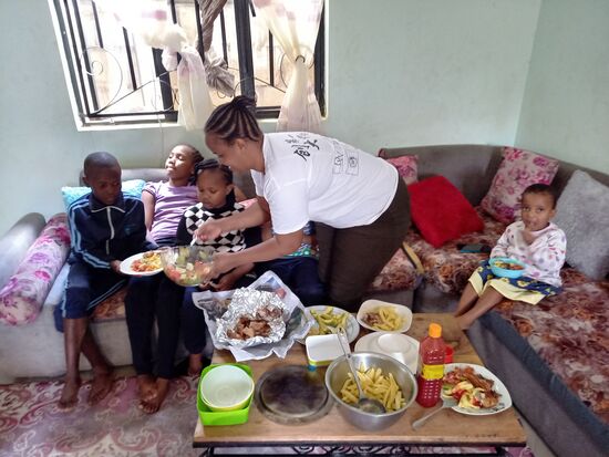 Inzwischen sind auch Kinder aus der Nachbarschaft eingetroffen, es hat sich herumgesprochen das es heute leckeres Essen gibt. Hähnchen gibt es nur selten. Als ich anschließend meine Haribo auspacke, leuchten die Augen noch mehr.