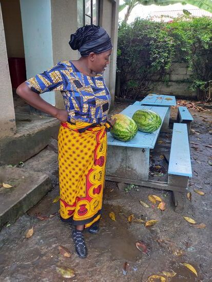 Ich habe den Kindern zwei riesige Melonen mitgebracht.