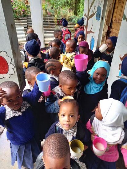 Zum Frühstück gibt es eine Tasse Porridge.