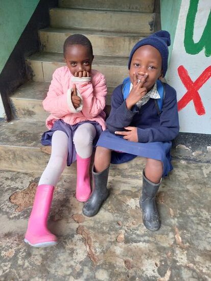 Die Kinder haben das richtige Schuhwerk an, denn es gibt immer noch Regen.