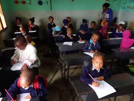 Ich habe Mandalas und Buntstifte mitgebracht. Die Kinder sind konzentriert bei der Sache.