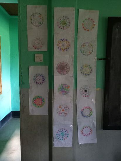 Nun schmücken die Kunstwerke die Wand  