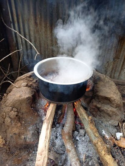Während wir malen, wird auf der offenen Feuerstelle das Mittagessen gekocht  - Reis und Bohnen.