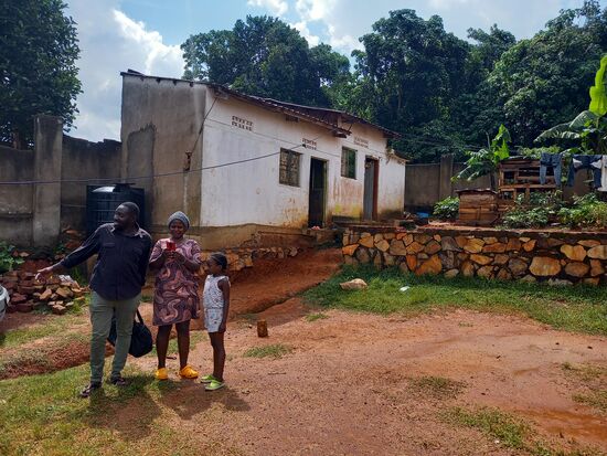 Im Nebengebäude befindet sich ein Schlafraum für sechs Jungen und ein Büro.