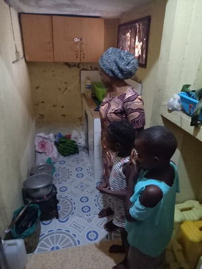 Olivia zeigt uns die Küche. Sie sorgt für die Kinder.