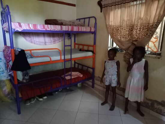 Das Schlafzimmer der Mädchen. Außer den Betten gibt es nichts. Die wenige Kleidung die sie besitzen lagert in Kartons.