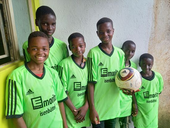 Die Trikots bringen die Jungen zum Strahlen.