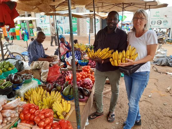 Wir kaufen drei Bund Bananen für 20000UGX, das sind ca. 5€.