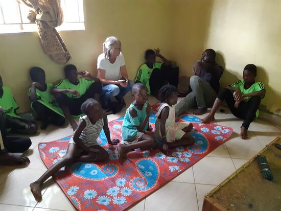Im Wohnzimmer erzählt Paul ein paar Lebensgeschichten der Kinder. Sie ähneln sich. Frauen die früh Kinder bekommen, von den Vätern verlassen werden, die ihre Kinder nicht satt kriegen und sie schließlich sich selbst überlassen oder die Kinder laufen davon in der Hoffnung in Kampala eine Zukunft zu haben.