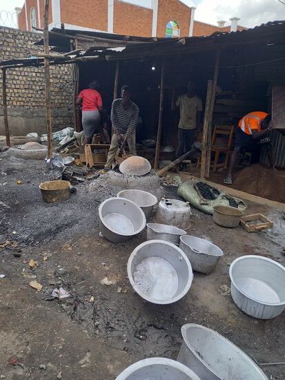 Diese Töpfe verkaufen sie später auf dem Markt.