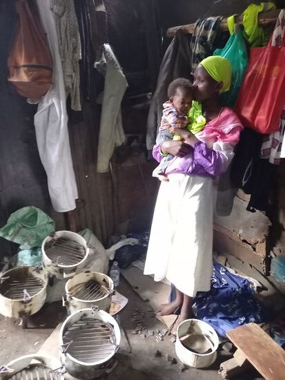 Diese Frau stellt diese Kochhilfe her. Ihr Zuhause ist die Pappe auf der sie steht. Dort arbeitet, kocht, schläft und lebt sie mit ihrem Kind. Unfassbar für unsere Augen.