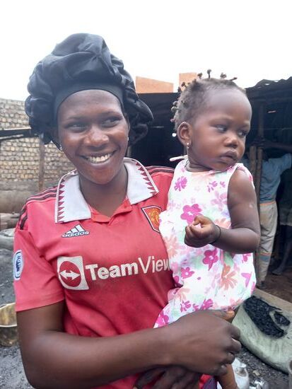 Sie freut sich  das auch ihr Kind etwas abbekommen hat.