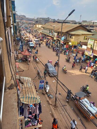 Wir ziehen weiter durch die Straßen Kampala's
