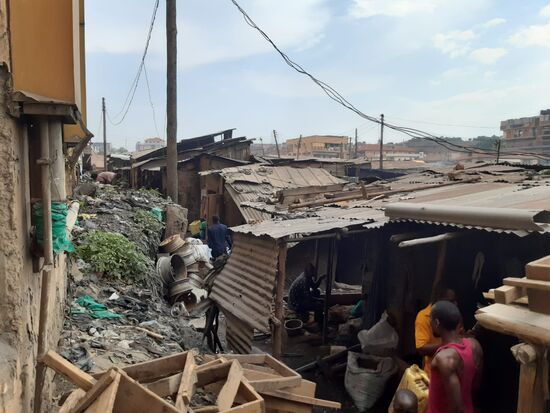 Unterwegs in den Slums. Hier reiht sich ein Verschlag aus Brettern und Blech an den nächsten.