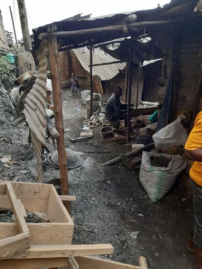 Alle sind auf unterschiedliche Weise beschäftigt.