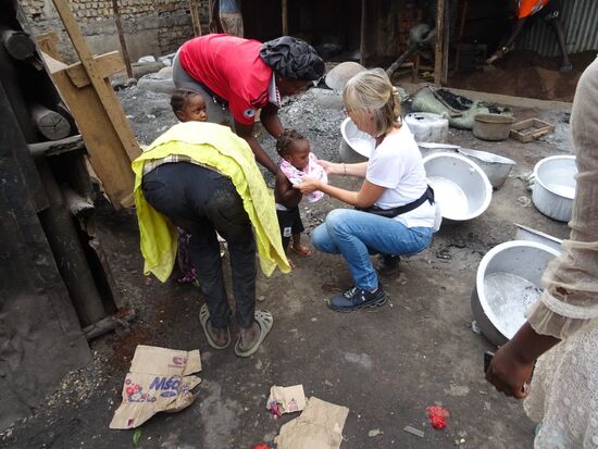 Hier werden Aluminium Töpfe hergestellt. Sie schmelzen alte Automobilteile ein und stellen daraus diese Töpfe her. Ich verteile die mitgebrachten Kleidungsstücke an die Kinder.