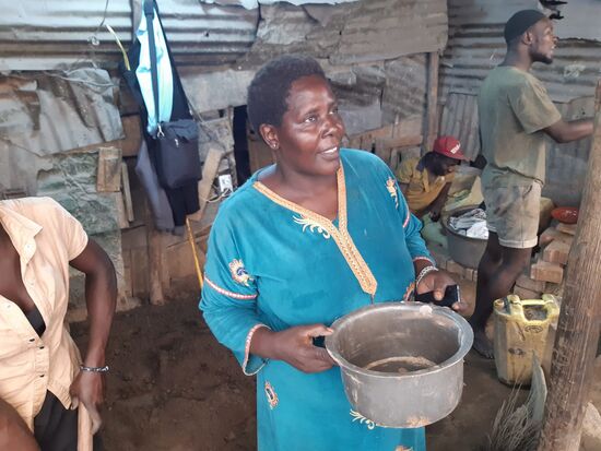 Stolz zeigt sie ihre Produkte.