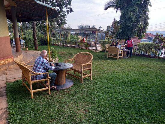 Die grüne Terrasse war ganz angenehm zum Frühstücken.
