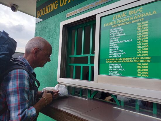 Für 40000UGX/Person (10€) erstehen wir zwei Tickets.