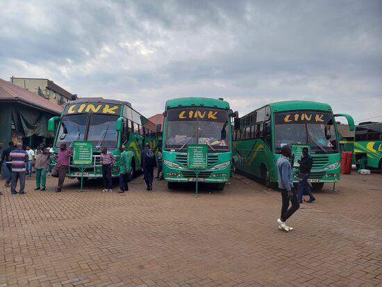 Die Busse stehen zur Abfahrt bereit.