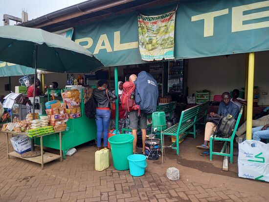 Wir decken uns noch mit Wasser ein.