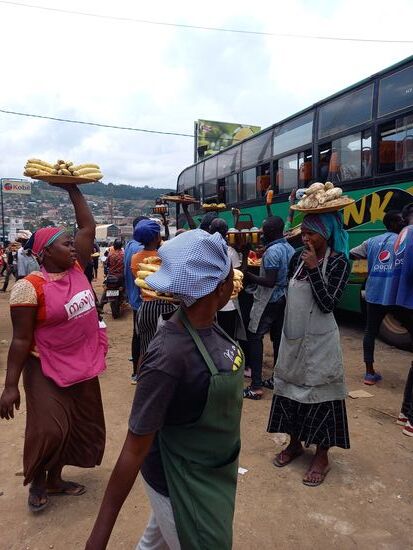 Nach drei Stunden ist für 5 Minuten Pause. Am Bus sind jede Menge Händler unterwegs und jeder versucht etwas an die Fahrgäste zu verkaufen.
