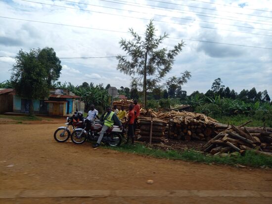 Auch hier stehen überall Motorräder, die auf Fahrgäste warten.
