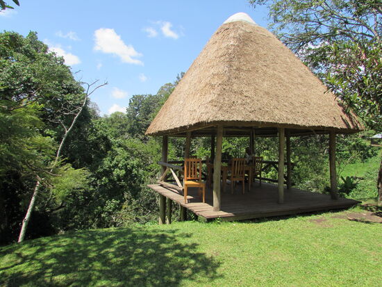 Sitzplätze mit Blick auf den See Nkuruba - ausgesprochen idyllisch.