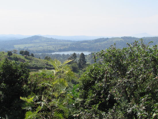 In der Ferne sehen wir einen der Kraterseen.