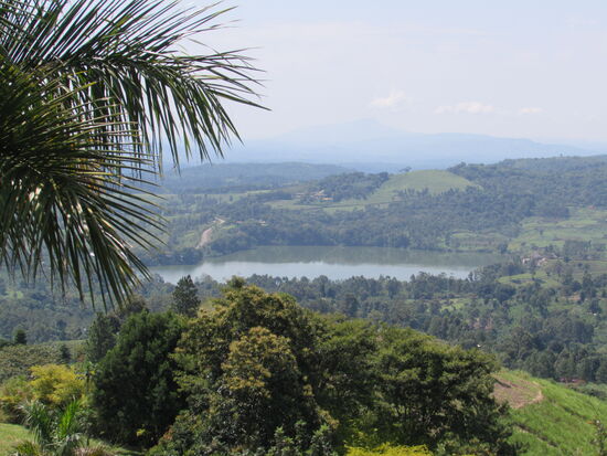 Ein weiterer Krater See ist von hier oben zu sehen.