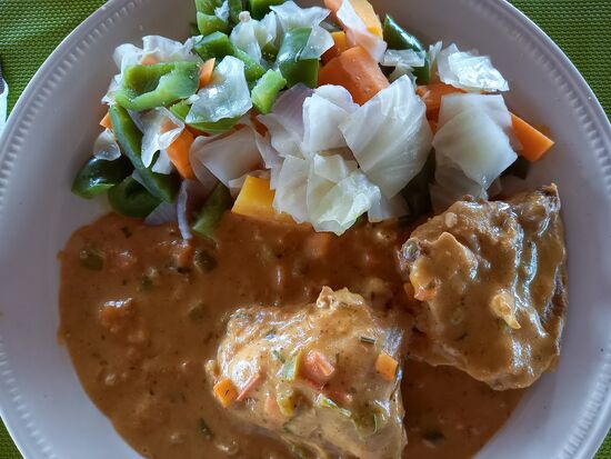Lecker Hähnchen Curry mit frischen Gemüse.
