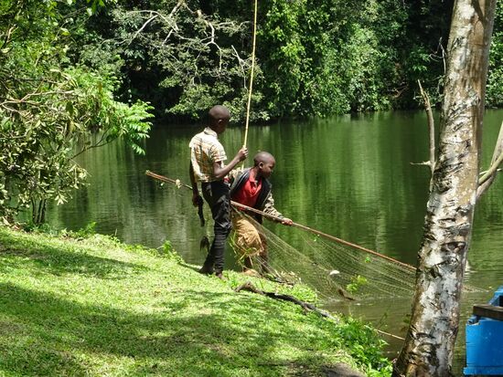 Am Nkuruba Lake wird geangelt.