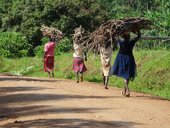 Unterwegs treffen wir eine ganze Familie, die Holz nach Hause tragen.